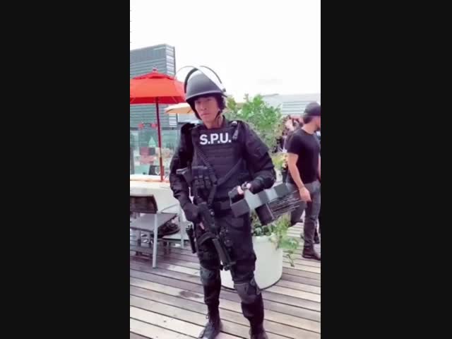 У китайских полицейских новые технологичные щиты