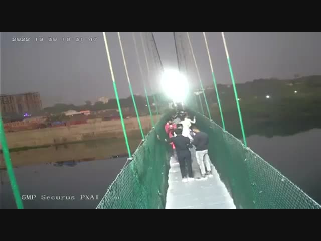 Новые кадры обрушения пешеходного моста в Индии