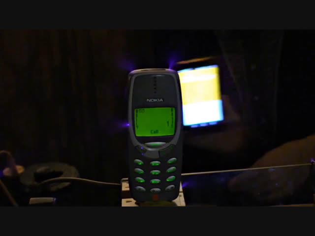 Что будет, если через Nokia 3310 пропустить 1 млн вольт?