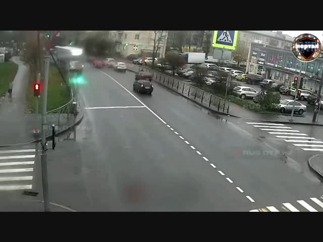 Неудачный разворот: водитель фуры снёс светофор в Санкт-Петербурге