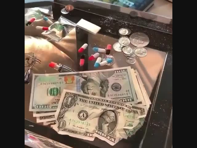 В случае острой необходимости разбить стекло