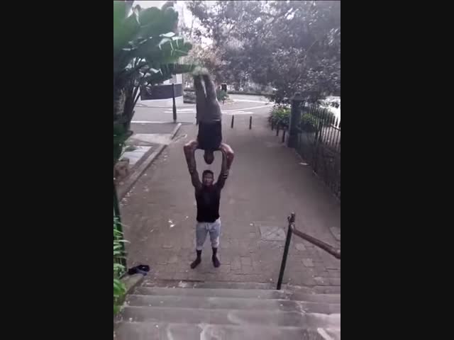 На изоленте держатся что-ли?