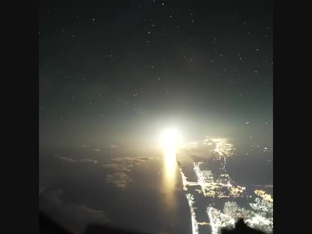 Запуск ракеты Falcon Heavy, снятый с борта самолёта во Флориде