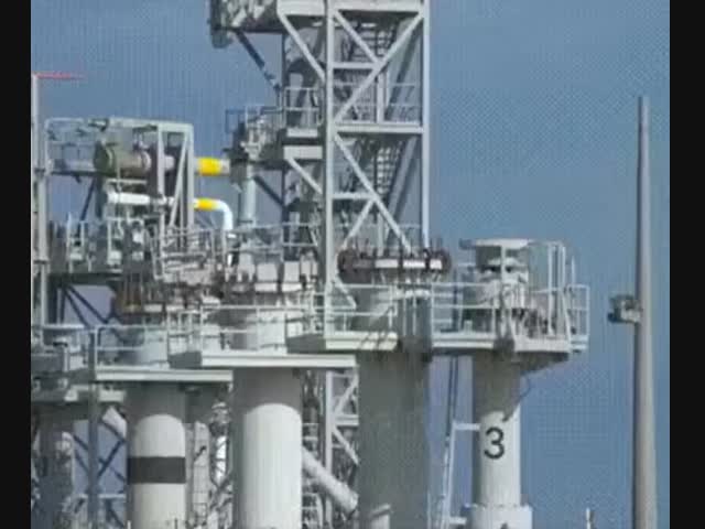 Это не гейзер, а мощная система пожаротушения в центре полётов NASA имени Кеннеди