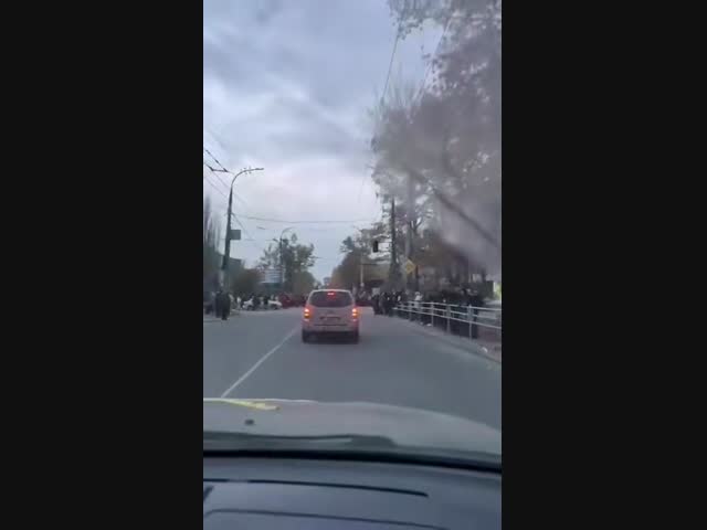 Жители Херсона приветствуют бойцов украинской армии