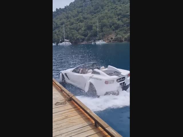 Компания Floating Motors выпустила катера, похожие на автомобили