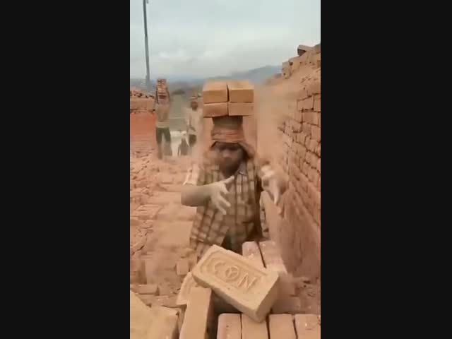 Как индийские строители переносят кирпичи