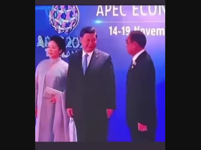 Си Дзинь Пинь и премьер-министра Тайланда. Неудобно получилось...