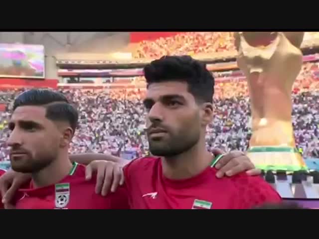 Иранские футболисты отказались исполнить гимн страны в знак протеста против жестокости властей