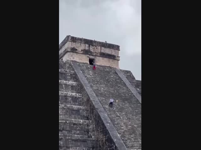 В Мексике местные жители чуть не растерзали туристку, которая вскарабкалась на священную пирамиду Чичен Итца