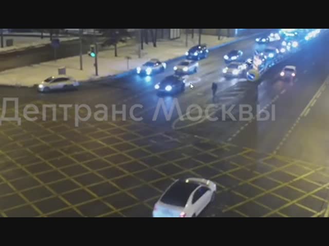 Зачем переходить дорогу вечером в неположенном месте?