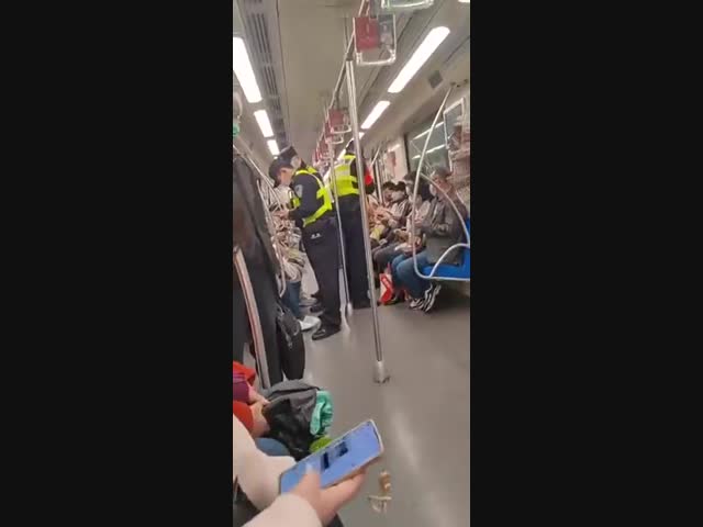 Полицейские ищут запрещенные приложения на мобильниках пассажиров Шанхайского метро