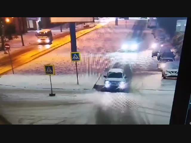 В Архангельске машина сбила женщину на зебре и протащила её несколько метров по дороге