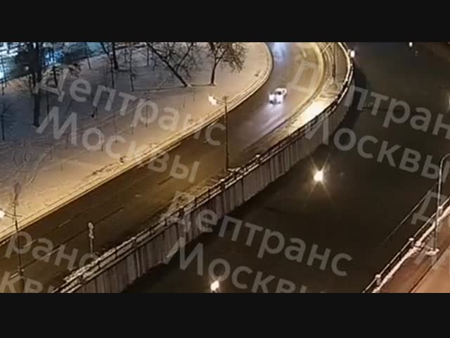 Москвичка на машине упала в Яузу