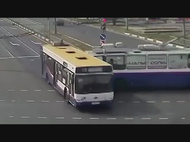 Троллейбус против автобуса