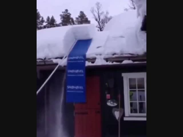 Новаторский способ очистки крыши от снега