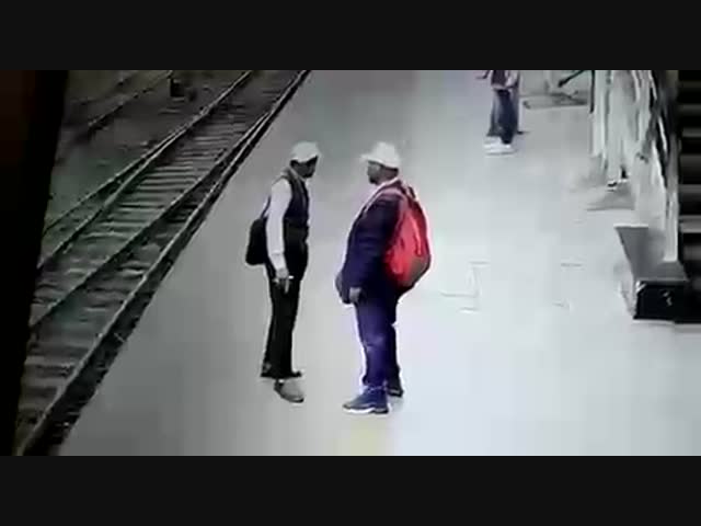 На контролера упал оголённый провод под напряжением