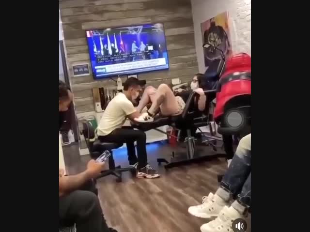 Тяжёлая работа татуировщика…