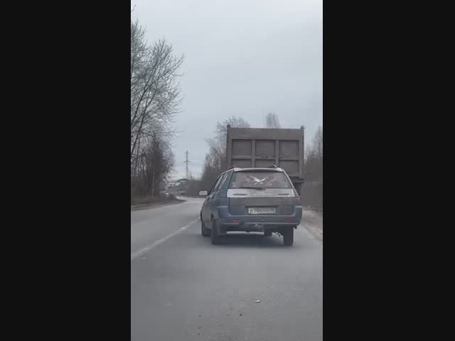 Ничего себе, какая загогулина едет!