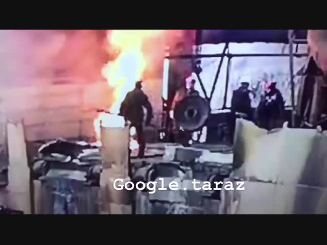 В городе Тараз (Казахстан) работяга местного завода при подталкивании очередного куска железа упал в раскаленную печь