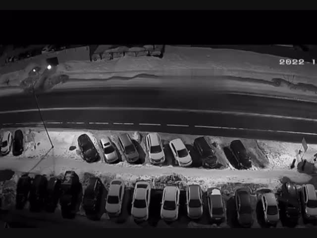 Минувшей ночью в подмосковном городе Дзержинский водитель протаранил несколько автомобилей на парковке