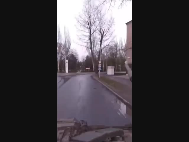 Ствол танка проткнул ствол дерева будто лист бумаги