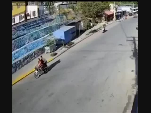 Сам нарушил, сам полез драться