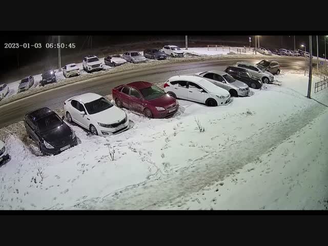 Водитель снегоуборочной машины заснул за рулём