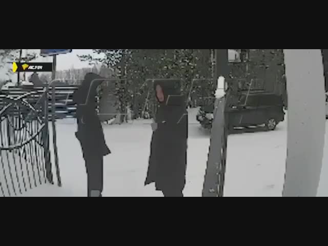 В Новосибирске на камеры видеонаблюдения попал момент с похищением человека