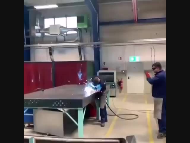 Вот что будет, если ударить по раскаленному металлу.