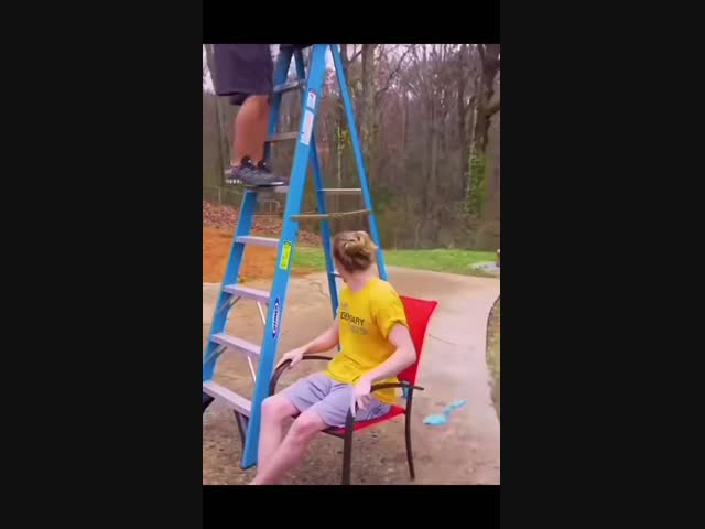 Странное поведение воздушного шарика, наполненного водой