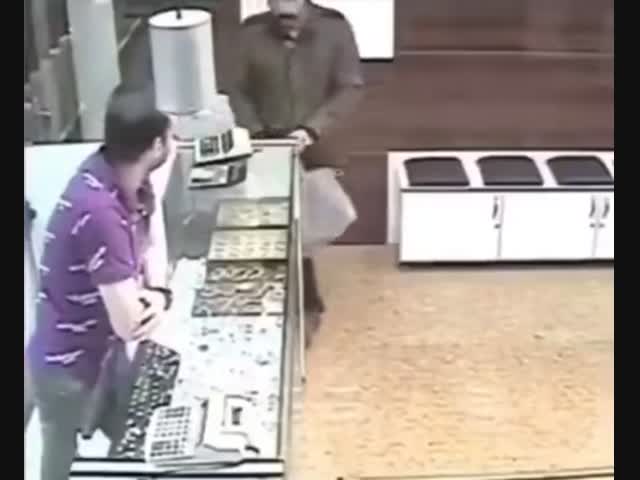 Продавец ювелирной лавки разоружил налётчика