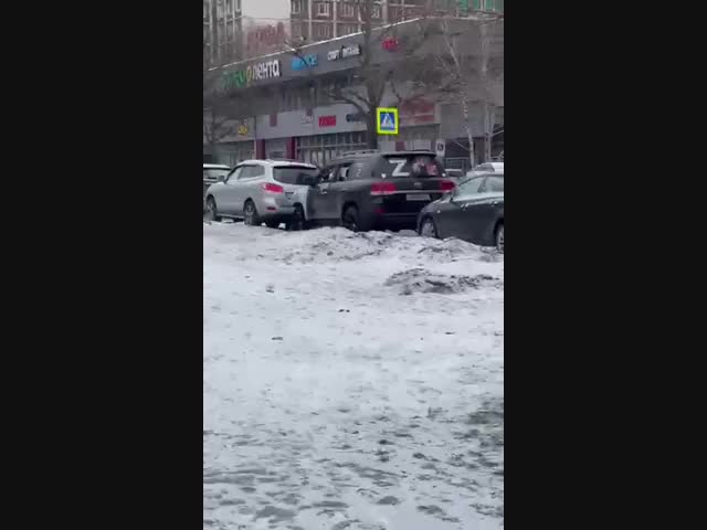 От холода стекло лопнуло в двух местах