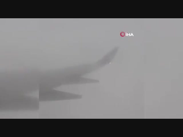 Молния ударила в самолёт рейса Стамбул-Анталия