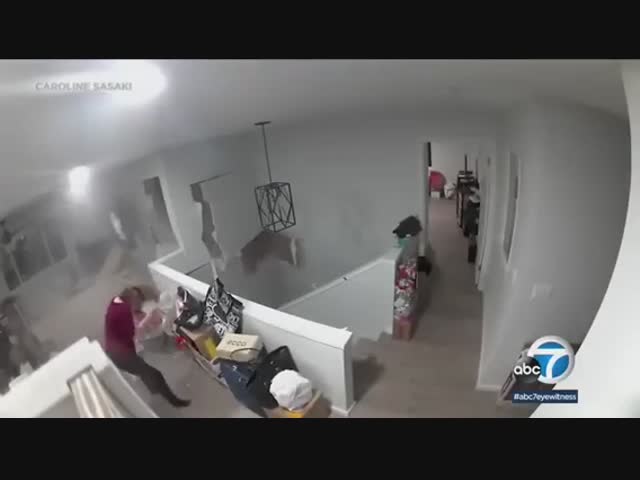 Обратите внимание, какой хлипкий дом, как будто из гипсокартона сделан