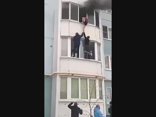 Беременную женщину с ребёнком спасли из горящей квартиры в Ярославле