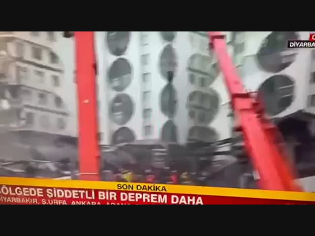 В турецком Диярбакыре в результате нового землетрясения  в прямом эфире ТВ обрушилось здание