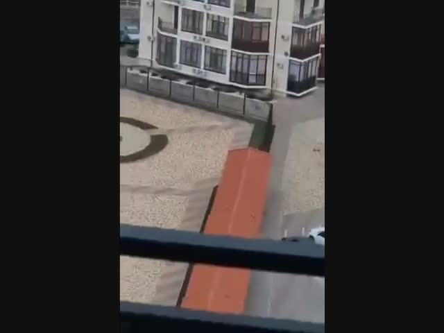 Слишком сильно хлопнул дверью