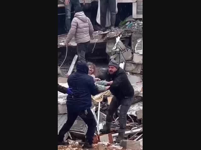 Под завалами в Турции спасли маленькую девочку