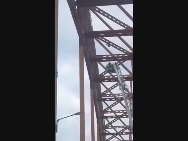 Руфер сорвался с моста