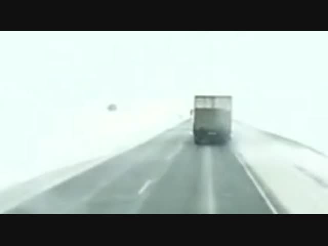 Непонятно, почему вдруг фура потеряла управление. Ветром сдуло или тормоза заблокировались?