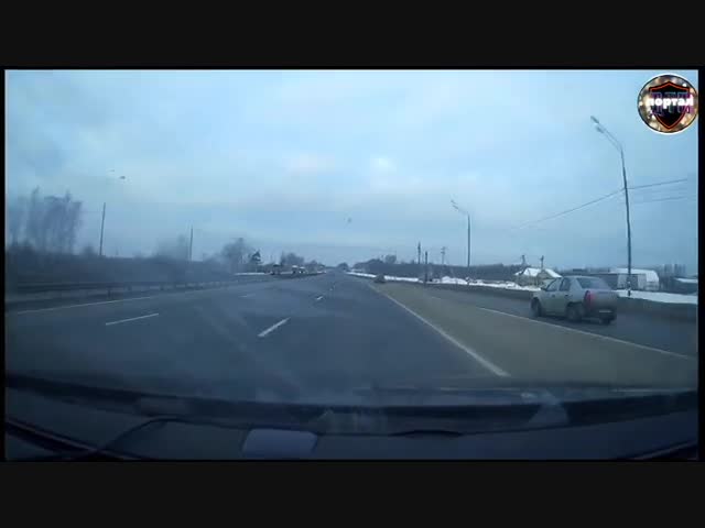 Дорога не любит резких манёвров: Renault Logan перевернулся на крышу под Тверью