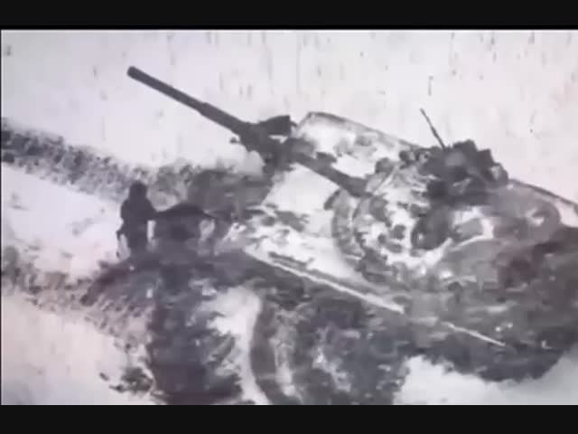 Вот почему нельзя стоять рядом со стреляющим танком