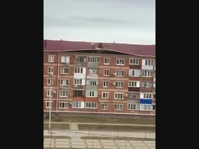 В Курганинске ветер унёс крышу