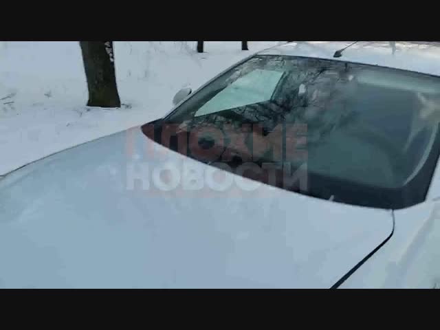 В Санкт-Петербурге неадекват на разбитом Ниссане с подушкой СОБР под задним стеклом выехал на тротуар и чуть не сбил маму с ребенком