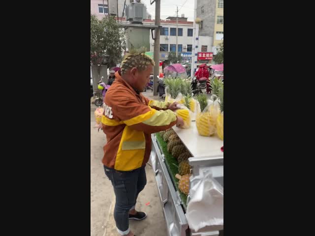 Продавец ананасов