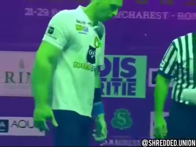 Что у него с правой рукой???