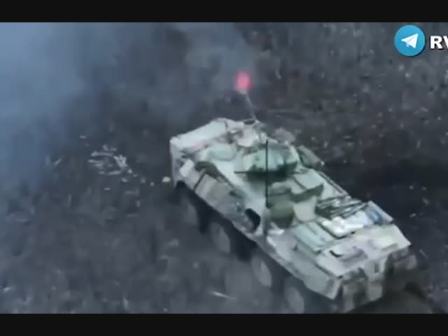 Российская БМП ведёт огонь по украинским позициям