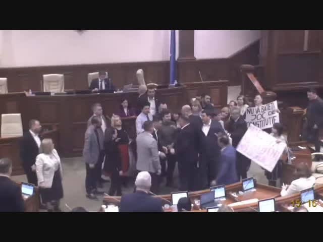 В парламенте Молдовы шумно