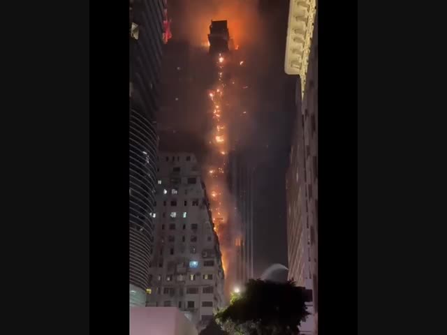 В Гонконге загорелся строящийся небоскрёб